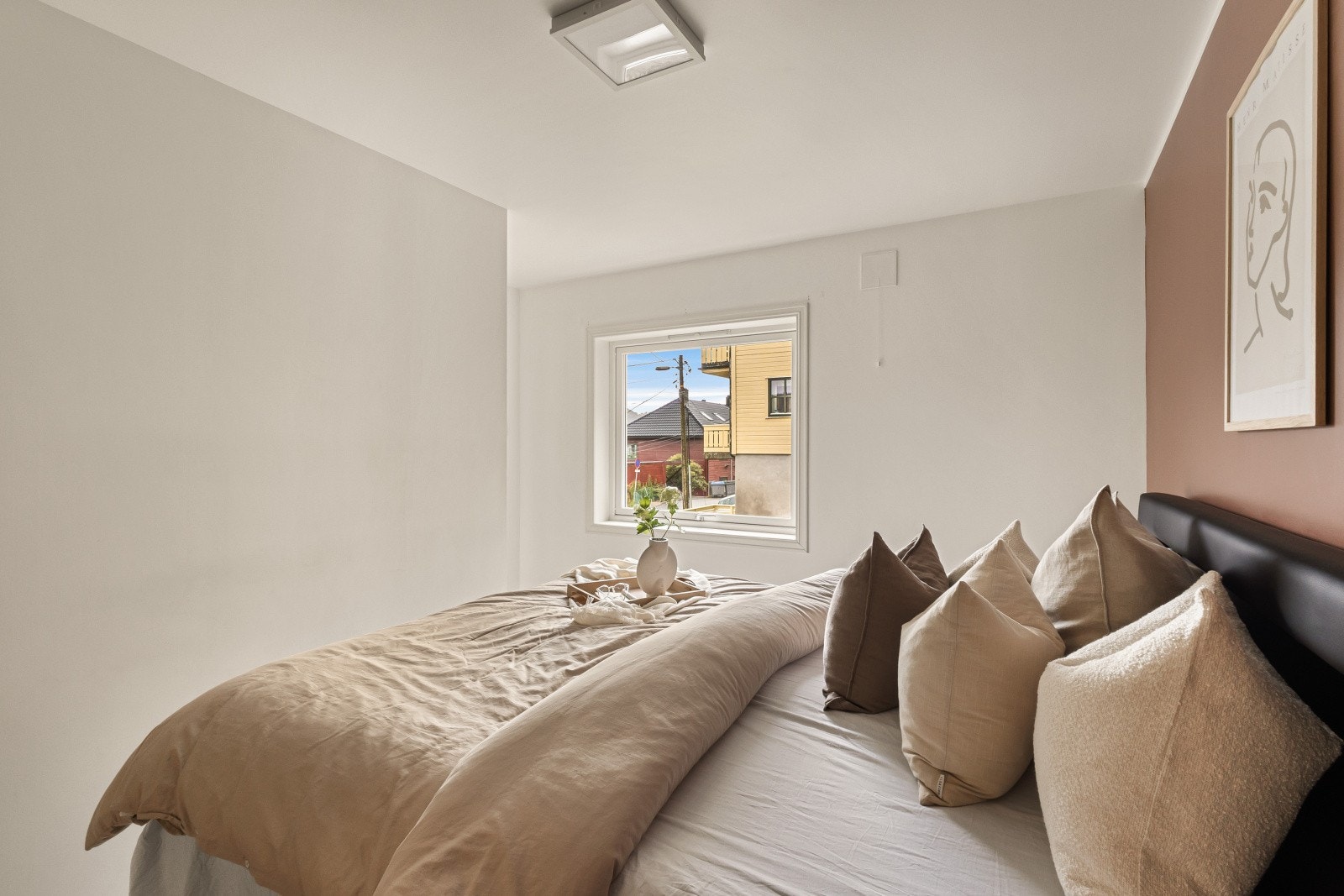 Pene fargevalg komplimenteres av det naturlige lyset Galleribilde