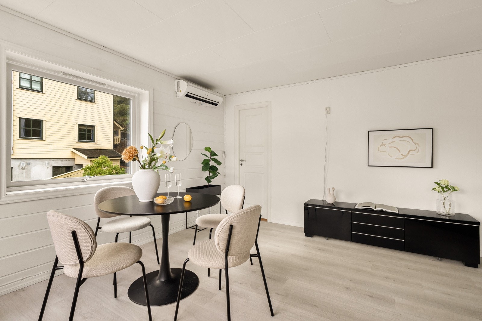 Stuen er utstyrt med både varmepumpe og peis Galleribilde