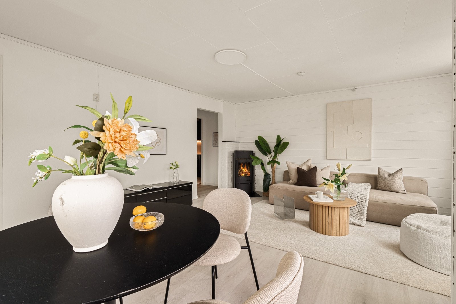 Her er det god plass til å møbelere som man ønsker, med både sofakrok og spisestue Galleribilde