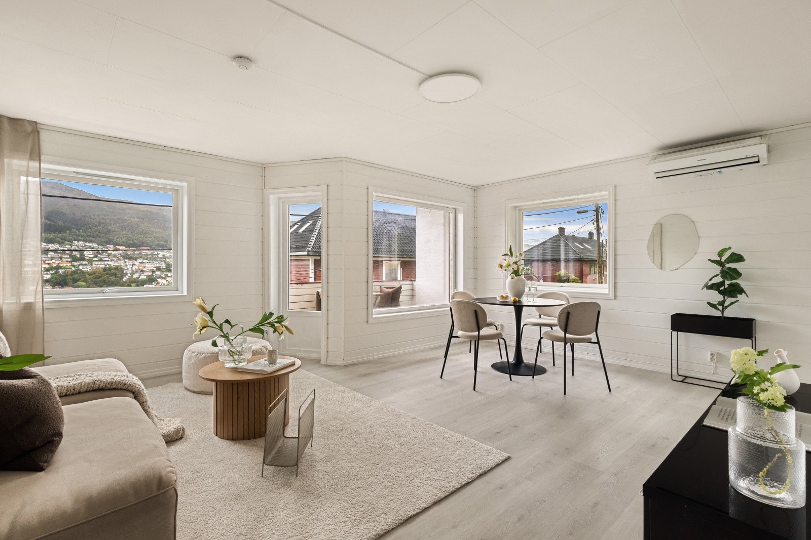 Store vindusflater sørger for rikelig med naturlig lysinnslipp Galleribilde