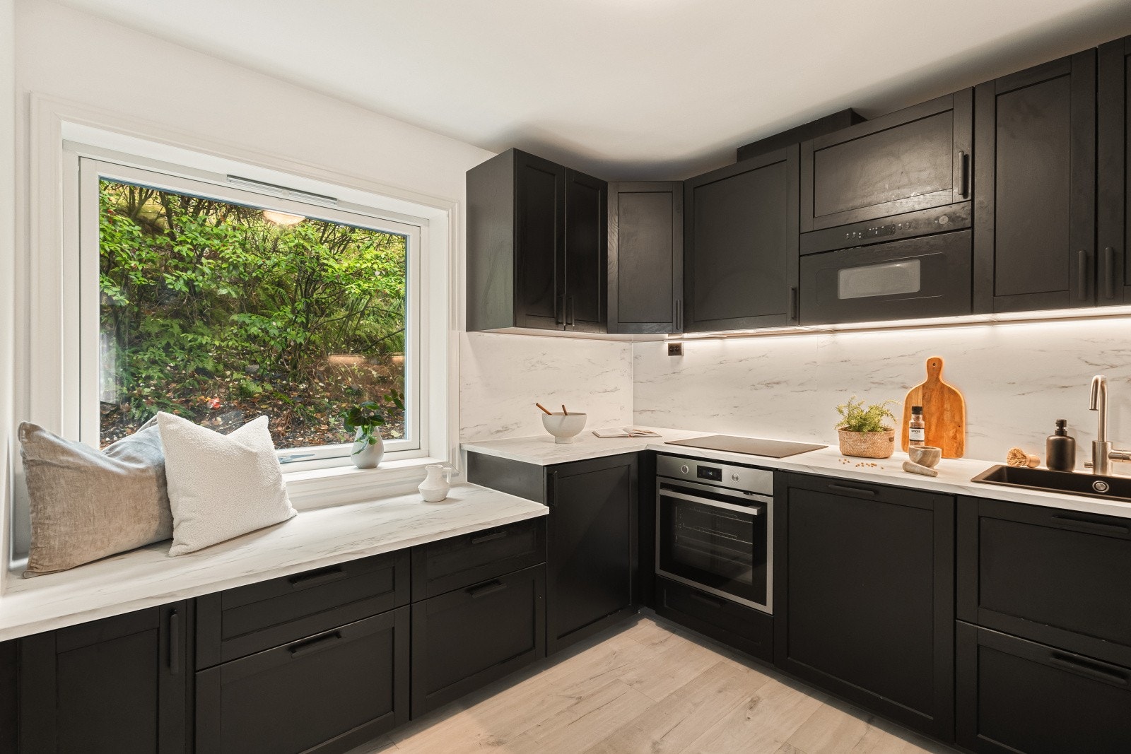 Kjøkkenet ble oppgradet i 2022, med ny innredning og integrert induksjonsplatetopp, stekeovn, mikrobølgeovn, oppvaskmaskin, kjøleskap og fryser Galleribilde