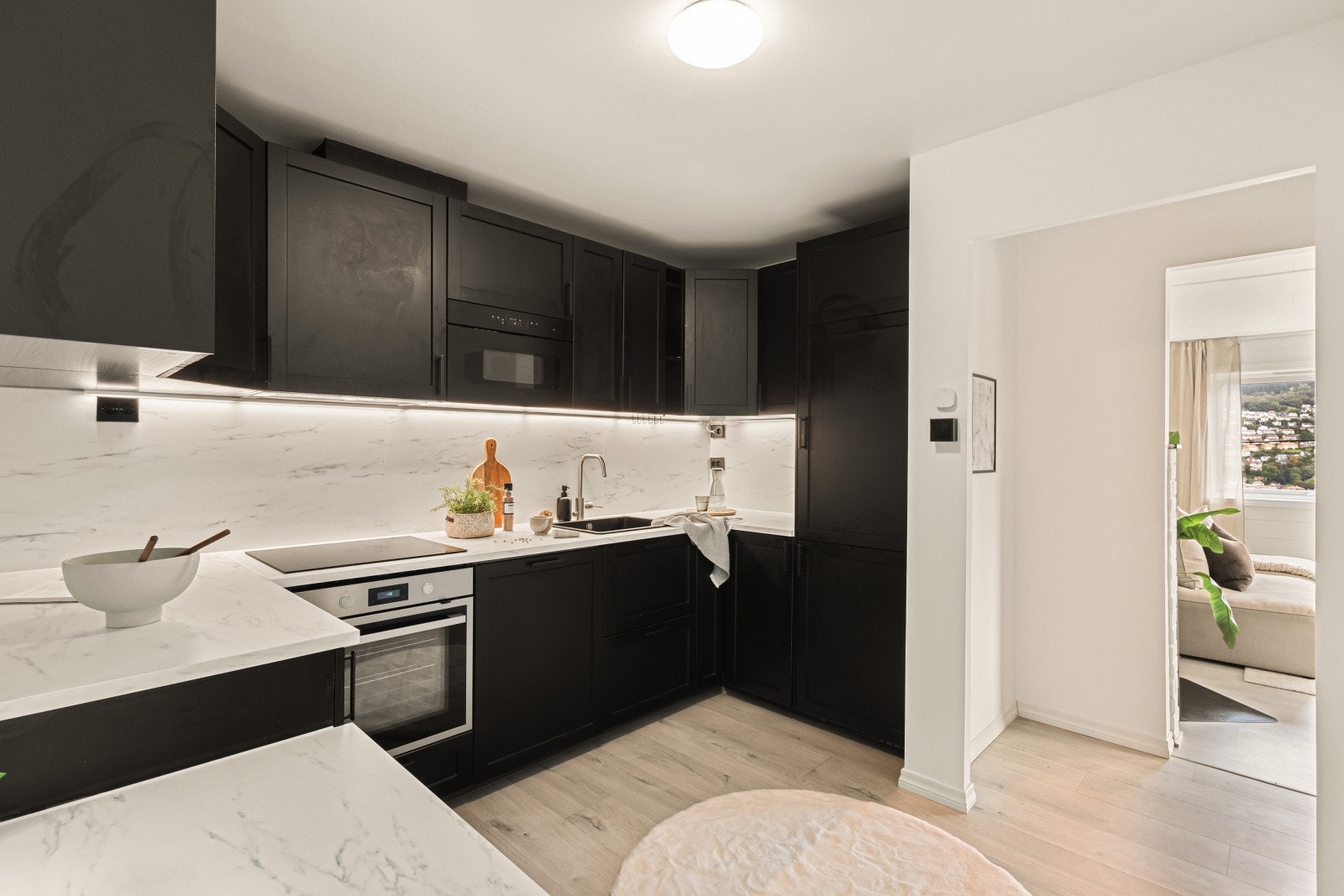 Tidsriktig innredning med profilerte fronter og laminat benkeplate, og mye plass til både matlaging og oppbevaring Galleribilde