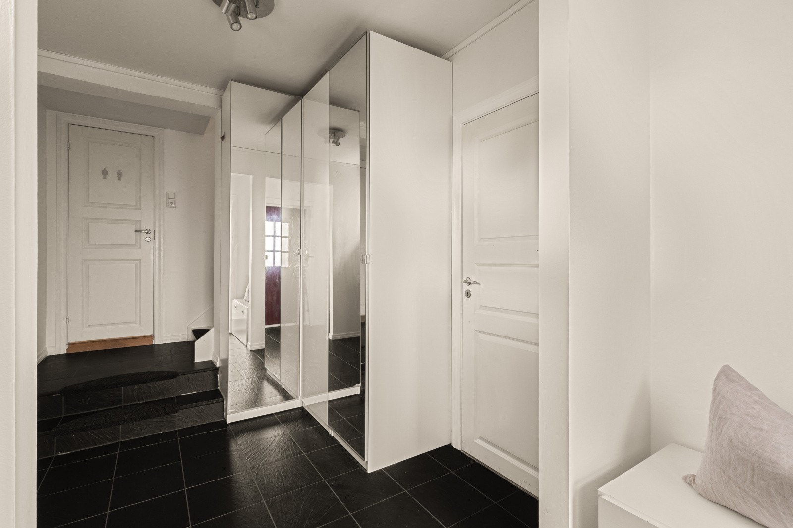 Her er det rikelig med plass til oppbevaring av yttertøy og sko Galleribilde