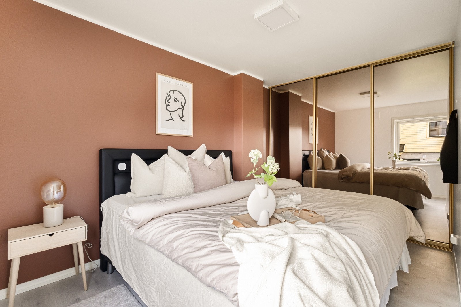 Hovedsoverommet er av god størrelse og innredet med stor garderobeløsning Galleribilde