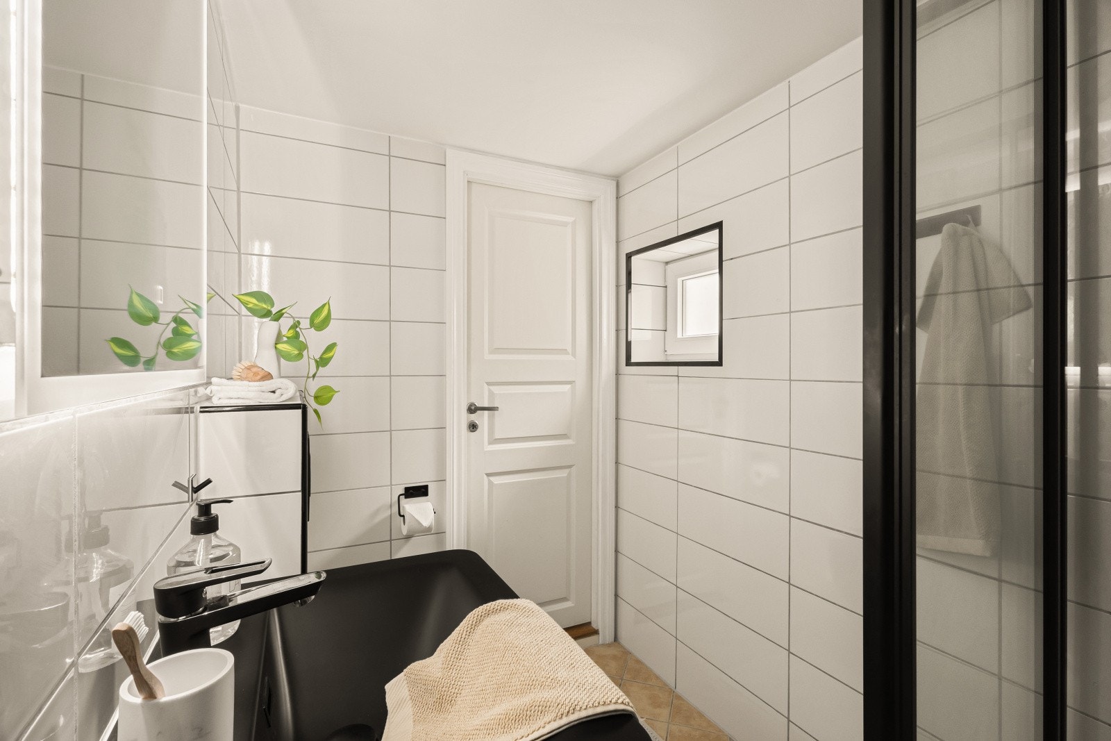 Badet er utstyrt med vegghengt toalett, helstøpt servant, skuffer under servant og dusjkabinett Galleribilde