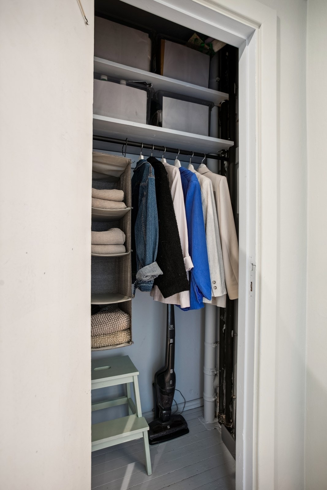 I tilknytning entréen har du også ekstra oppbevaringsplass i bod/walk-in closet. Galleribilde