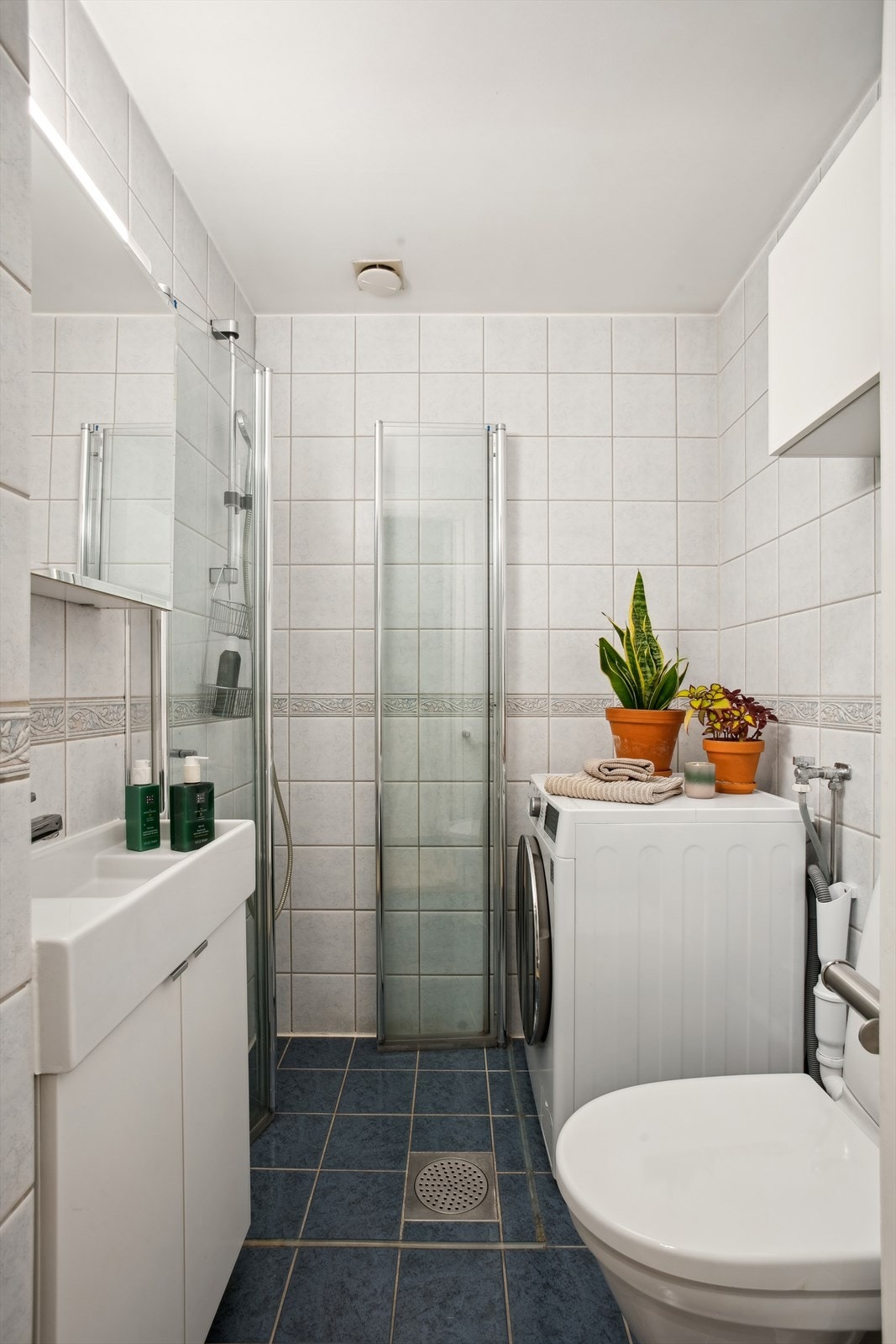 Badet, modernisert i 2001, byr på fliser på gulv og vegger, gulvvarme, og et praktisk dusjhjørne, og gir en komfortabel baderomsopplevelse. Galleribilde