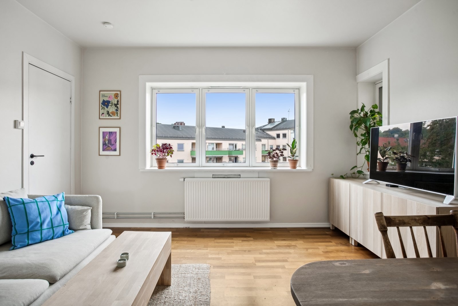 Store vinduer i stue som slipper inn rikelig med naturlig lys. Galleribilde