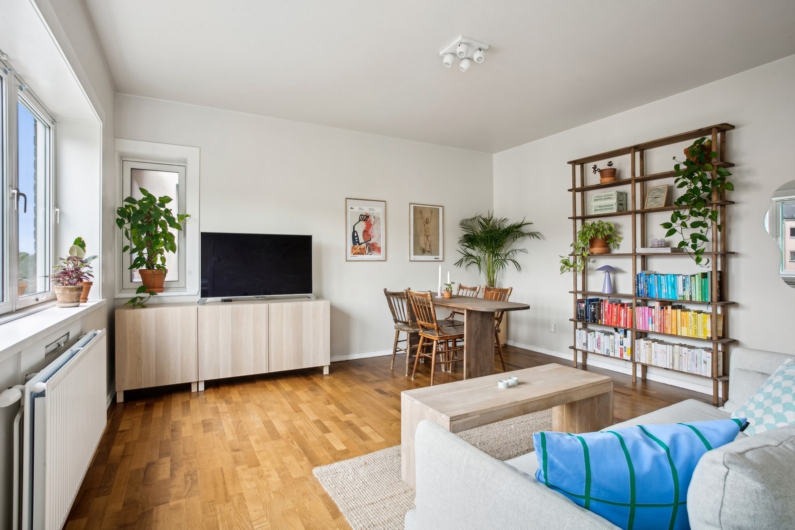 Når strømprisene stiger er det godt å vite at oppvarming av boligen og varmtvann er inkludert i felleskostnadene. For øvrig er felleskostnadene kun på kr. 3 482,- Galleribilde