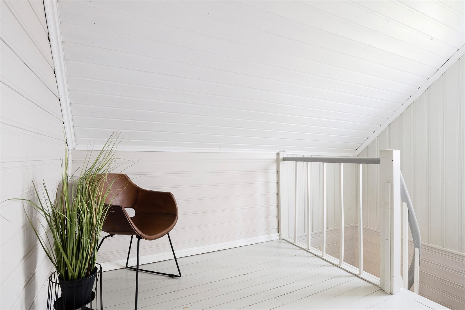2 Etasje består av gang, 3 stk soverom og bod, samt nedtrekkbare luke til loft. Oppmålt 48 m². Galleribilde