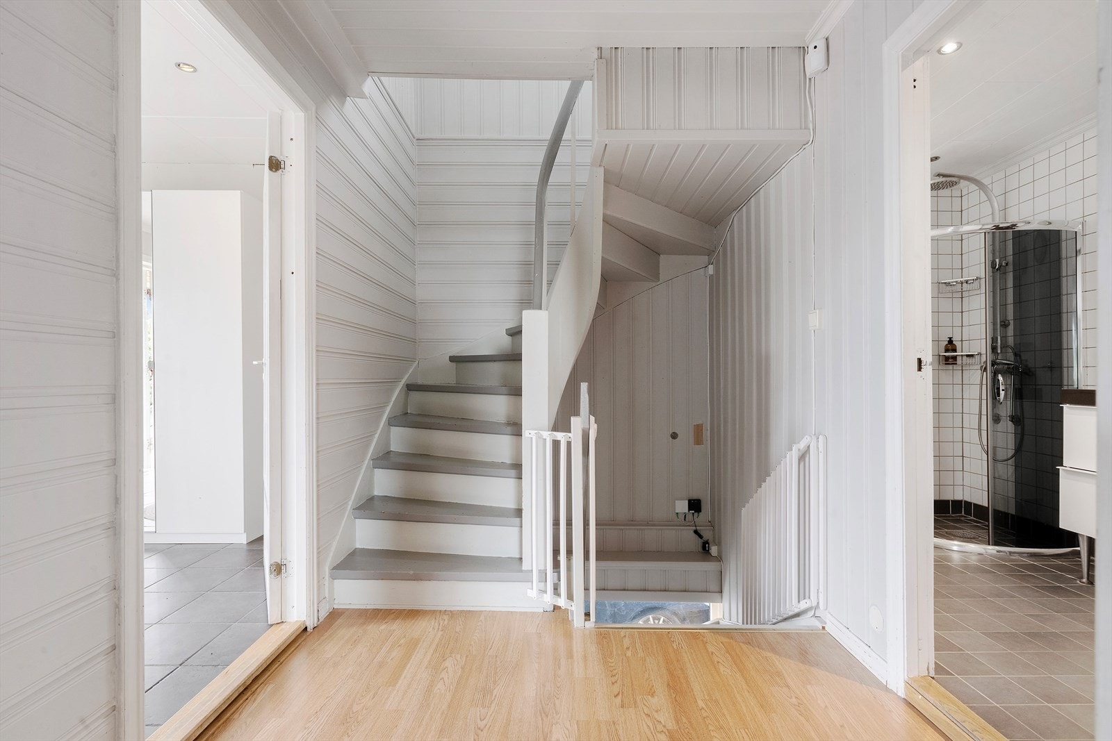 1.etasje består av entrè, bad, stue og kjøkken. Oppmålt 100 m² Galleribilde