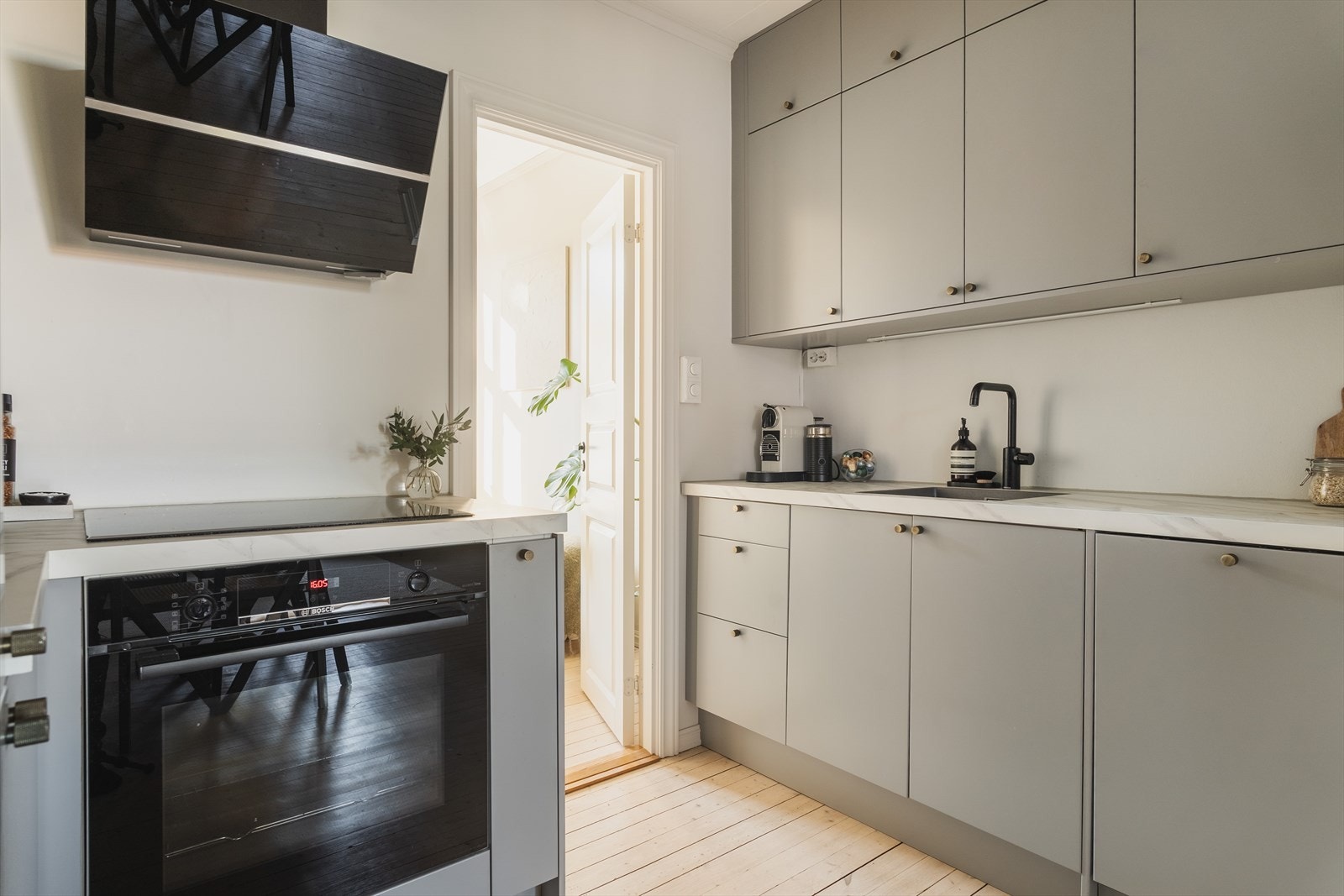 Kjøkkenet er godt utnyttet og har god skap- og benkeplass Galleribilde