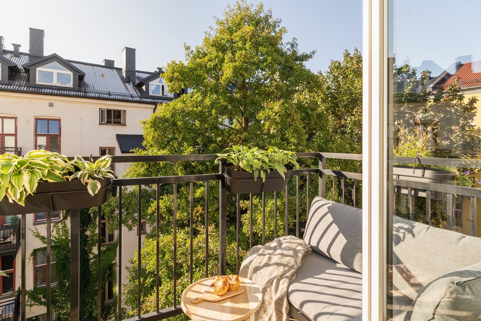 Balkongen er vestvendt og er på ca. 4 kvm. Sol fra ca. klokken 13.00 - 20. 00 på sommerstid Galleribilde