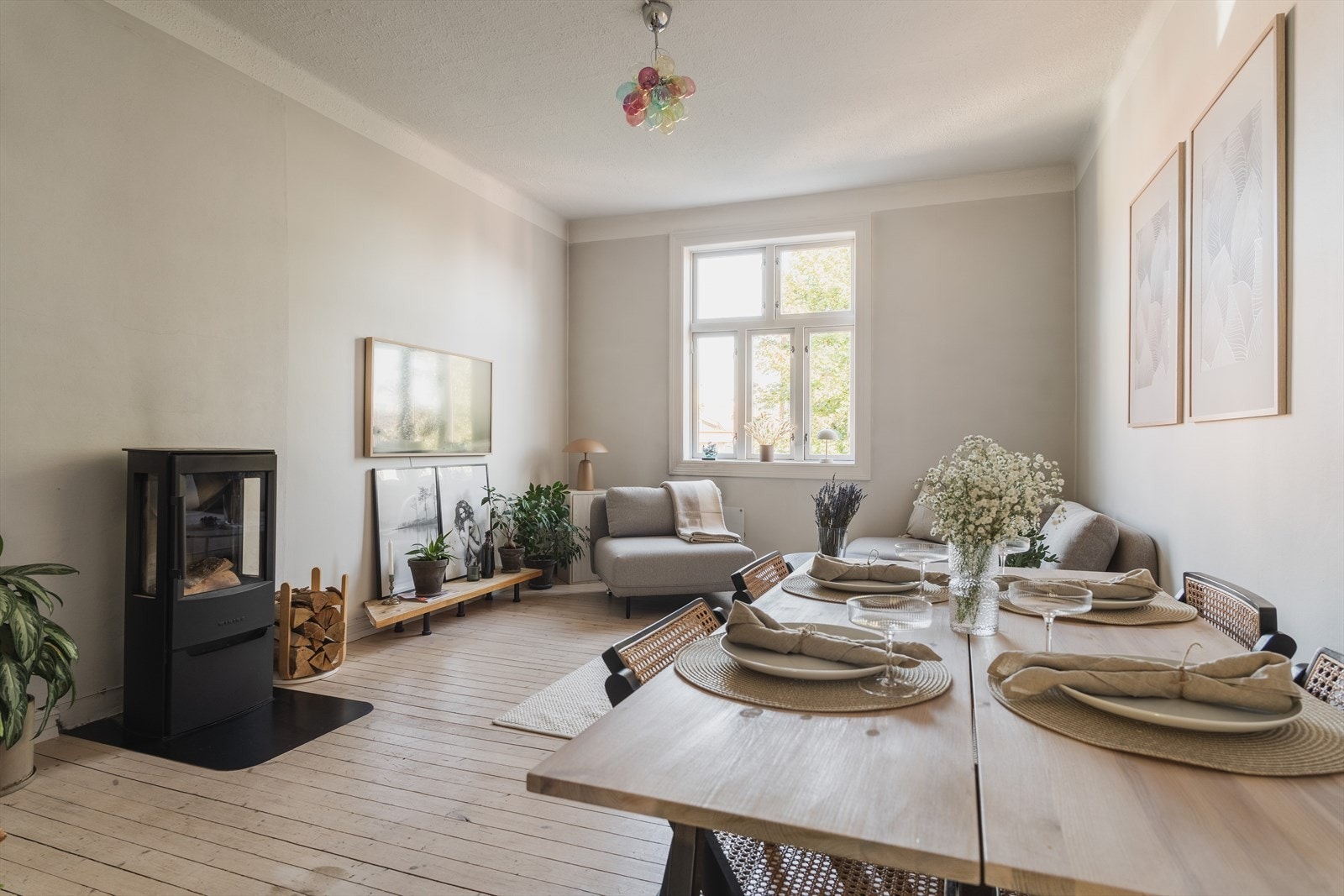 Lys, gjennomgående toppleilighet med solrik balkong Galleribilde