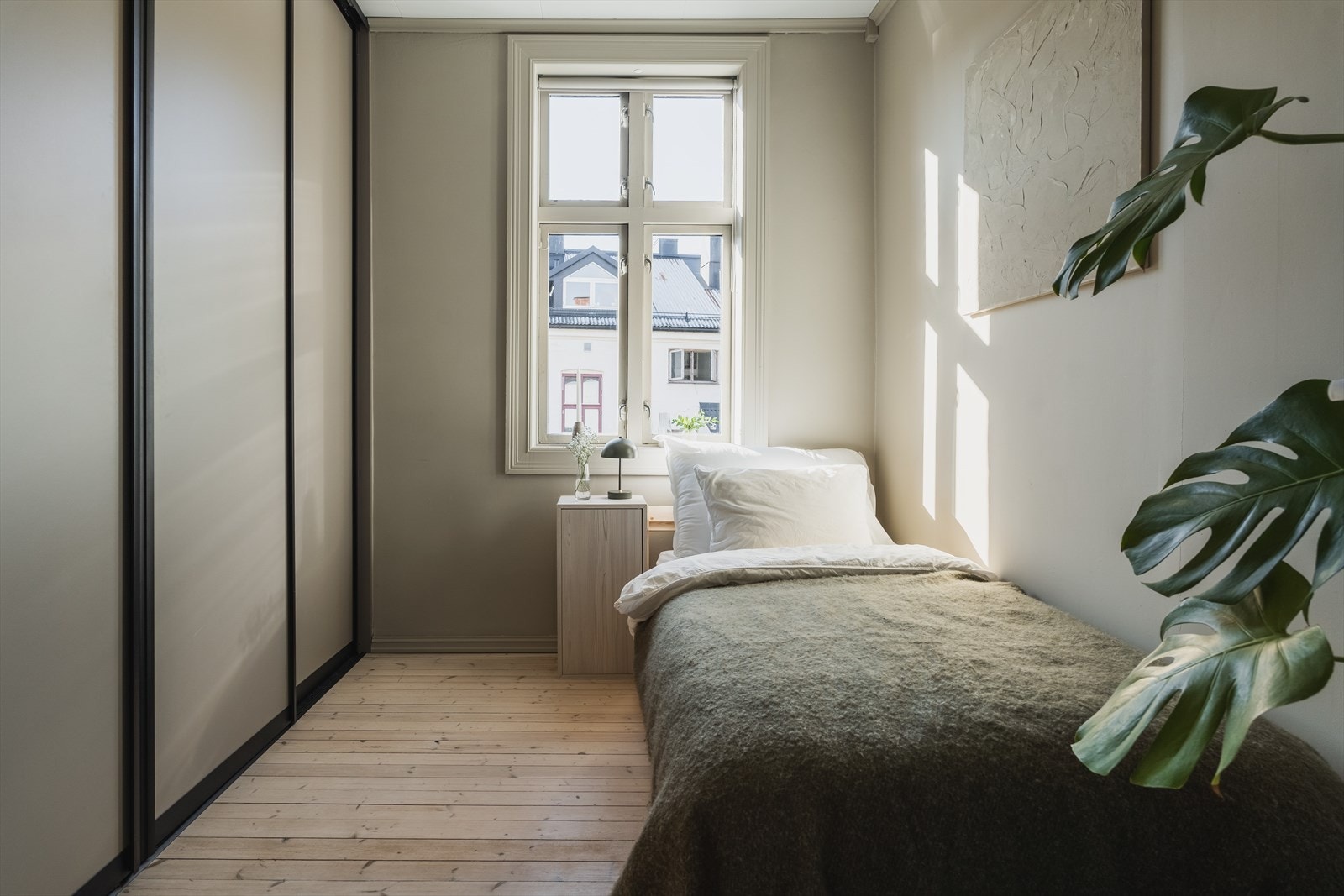 Soverom med stor skyvedørsgarderobe Galleribilde