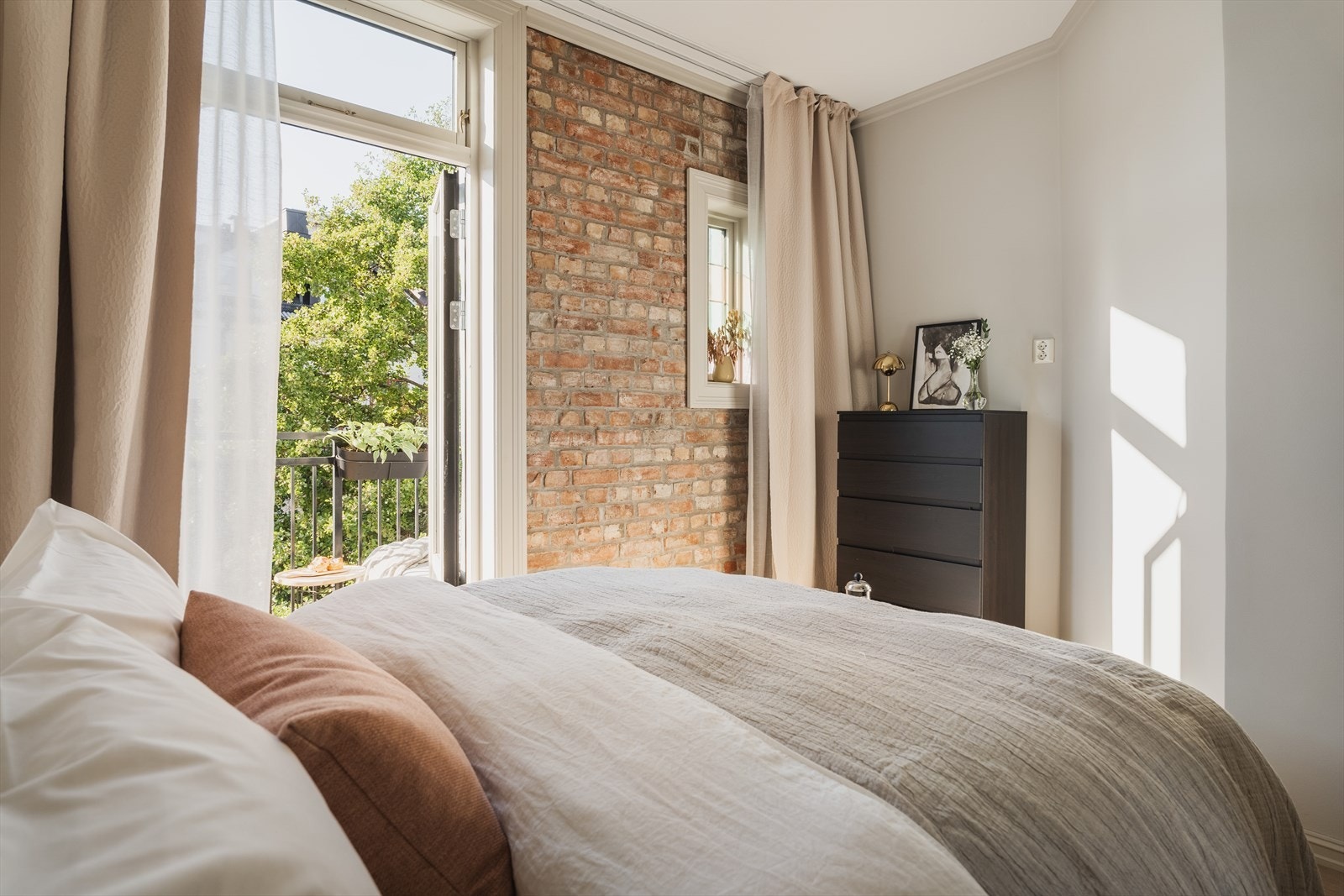 Lunt og godt soverommet med lekker teglsteinsvegg Galleribilde