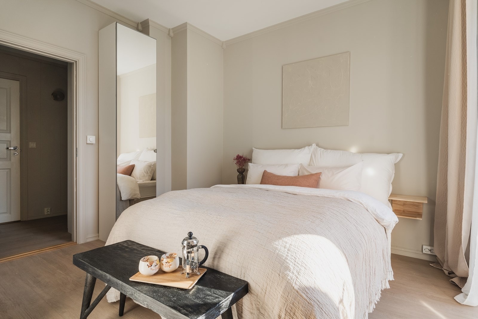 Det ble i 2022 lagt nytt gulv på hovedsoverommet og i entrè. Det er varmekabler i gulvet Galleribilde