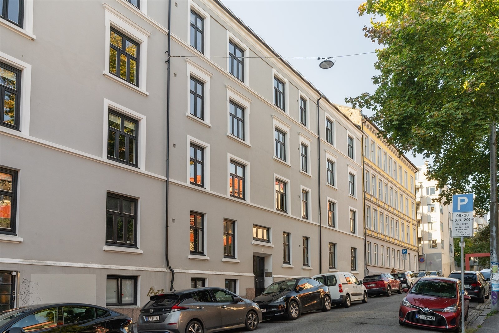 Du finner parkeringsmuligheter i gatene rett utenfor. I tillegg er det flere garasjeanlegg der man kan leie, blant annet i Ringnes Park i enden av gaten Galleribilde