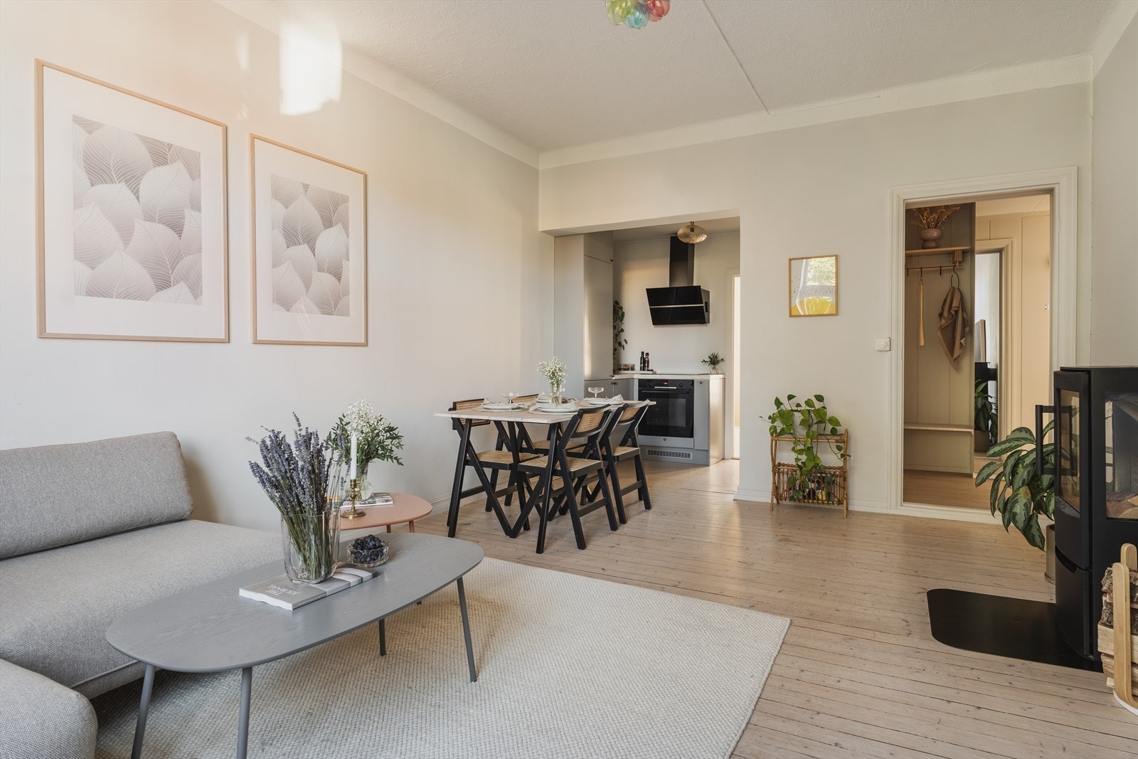 Stue og kjøkken har en åpen løsning, men er samtidig godt tilbaketrukket fra hverandre Galleribilde