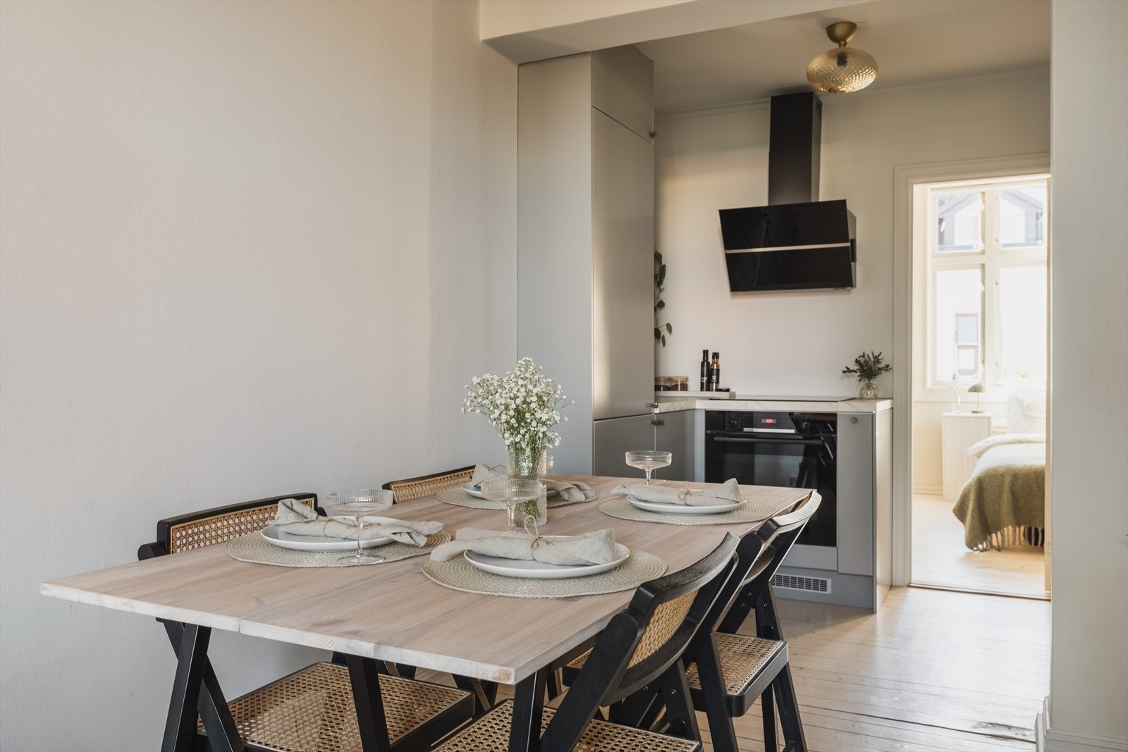 Induksjonstopp, stekeovn, oppvaskmaskin og kjøl/frys er integrert i innredningen Galleribilde