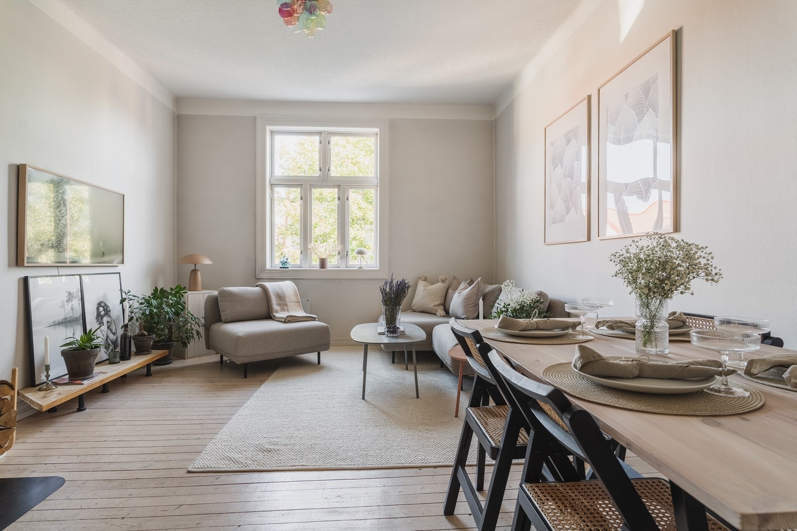 Leiligheten har en raus takhøyde hvor det i stuen er målt til 2,84 meter Galleribilde