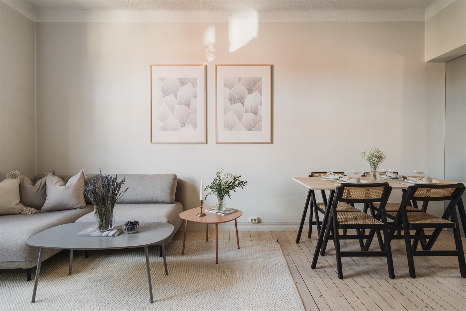 Taket i stue ble malt sommeren 2022. Leiligheten er holdt i nøytrale og pene fargetoner Galleribilde