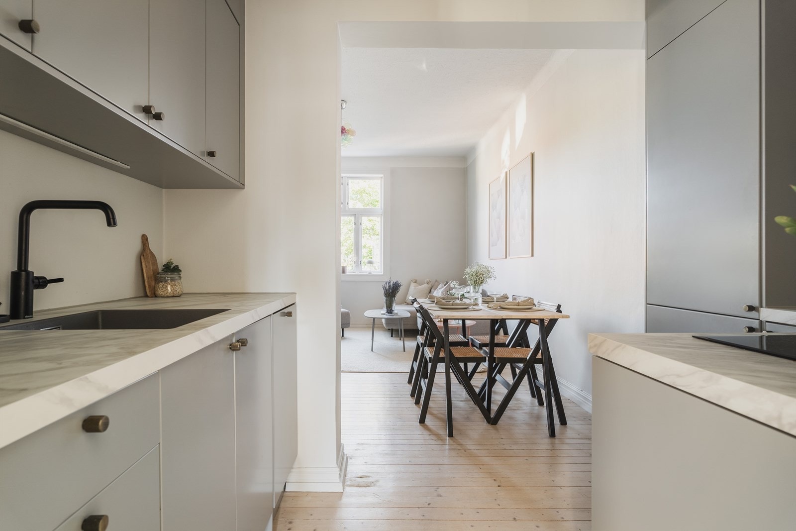 Kjøkkenet er nytt fra 2022 med glatte fronter, belysning under overskap og laminat benkeplate Galleribilde