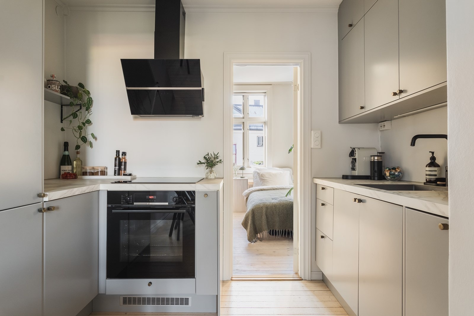 Fra kjøkkenet har du adkomst til det ene soverommet Galleribilde