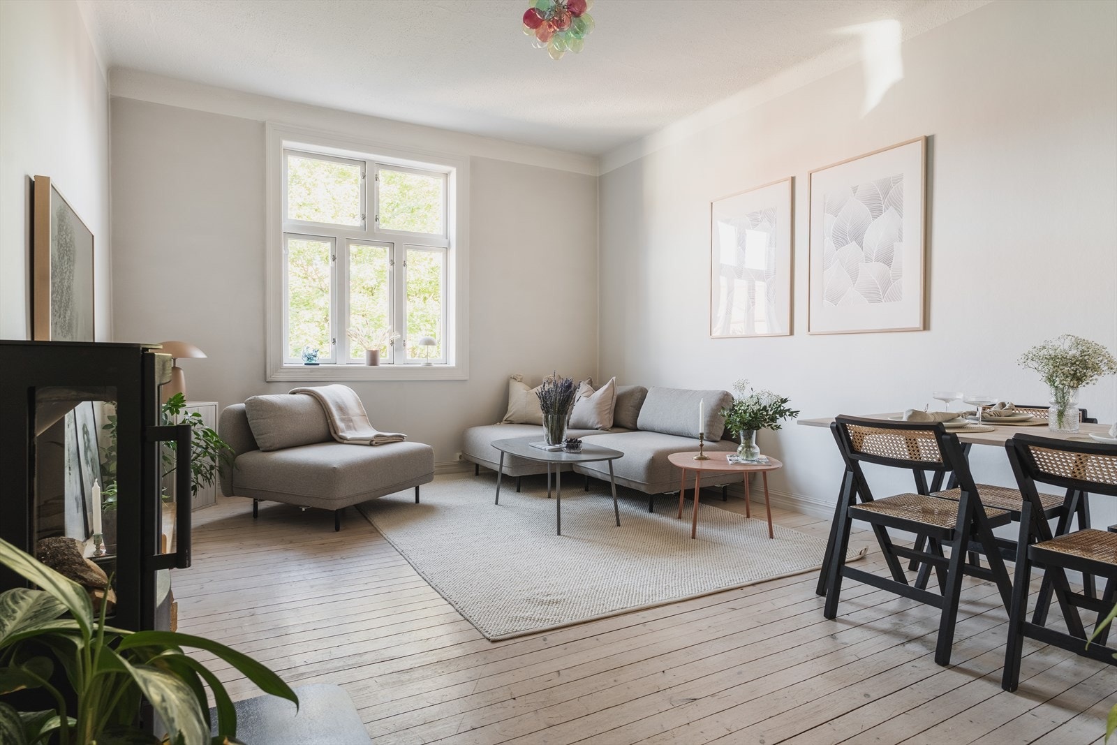 Flere av rommene har originale tregulv. Peisen er ny fra 2019 Galleribilde