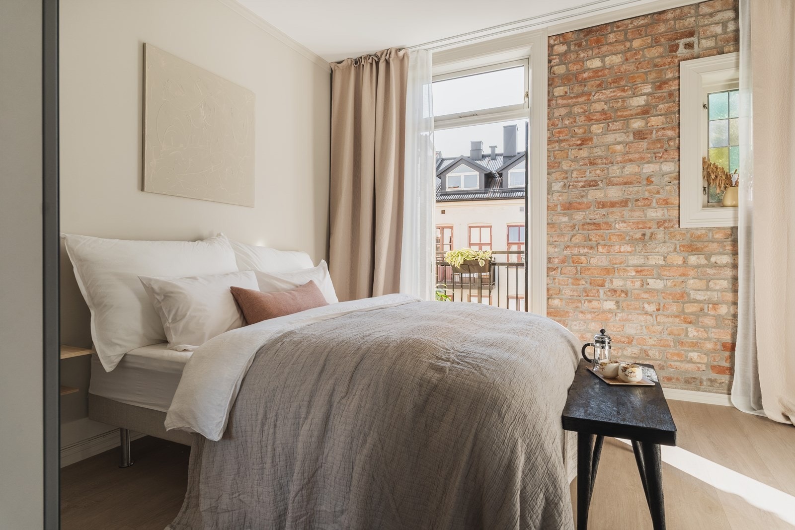 Stort hovedsoverom med utgang til balkong Galleribilde