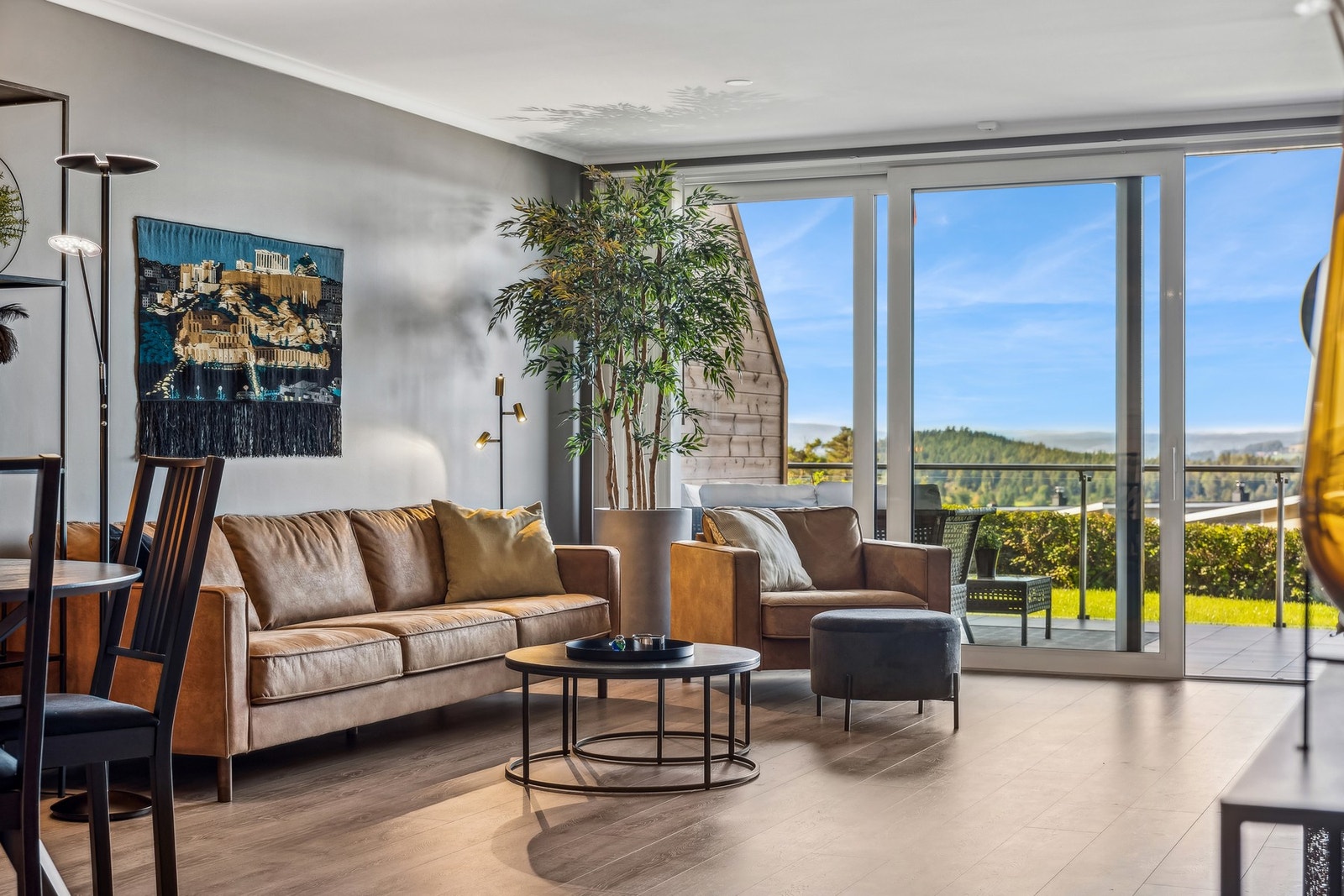 Fra stuen er det utgang til en solrik og delvis overbygget terrasse på ca. 15 m². Galleribilde