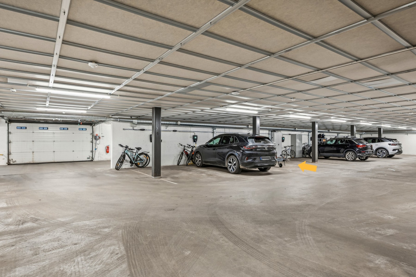 Parkeringsplassen er utstyr med el. bil lader (merket på bilde med gul pil). Galleribilde
