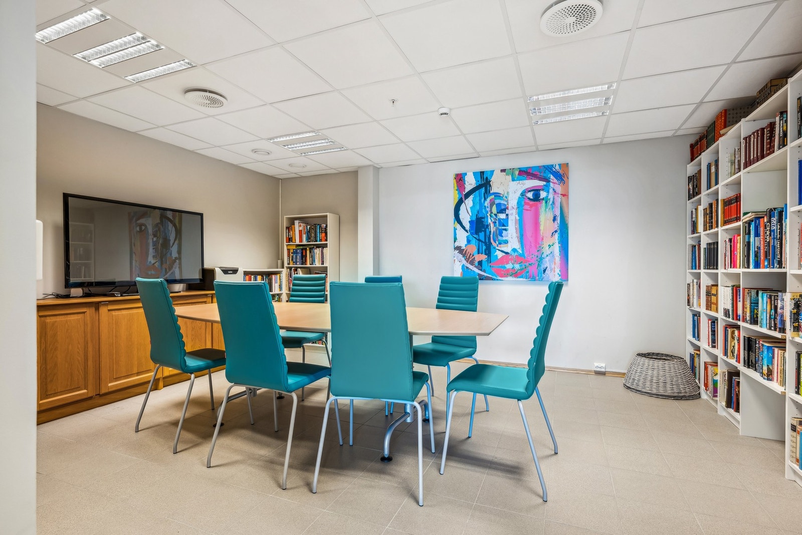 Fellesrom som kan benyttes som bibliotek og møterom. Galleribilde