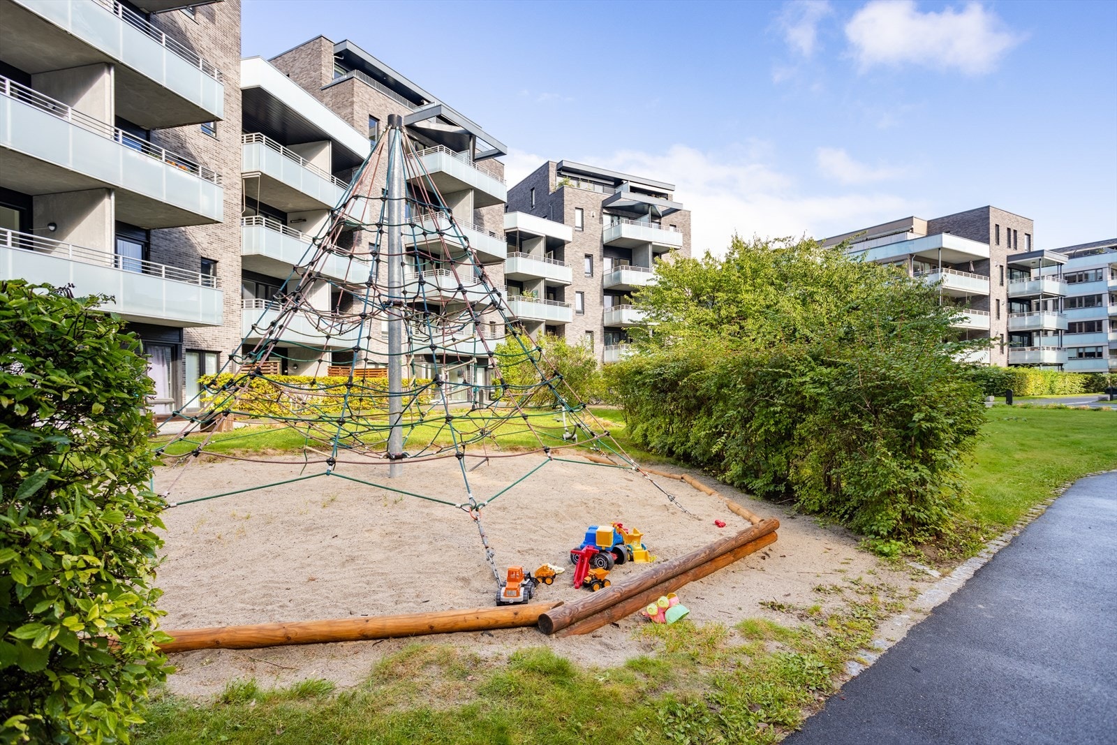 Fine uteområder i sameiet med bl.a. lekeplass. Galleribilde
