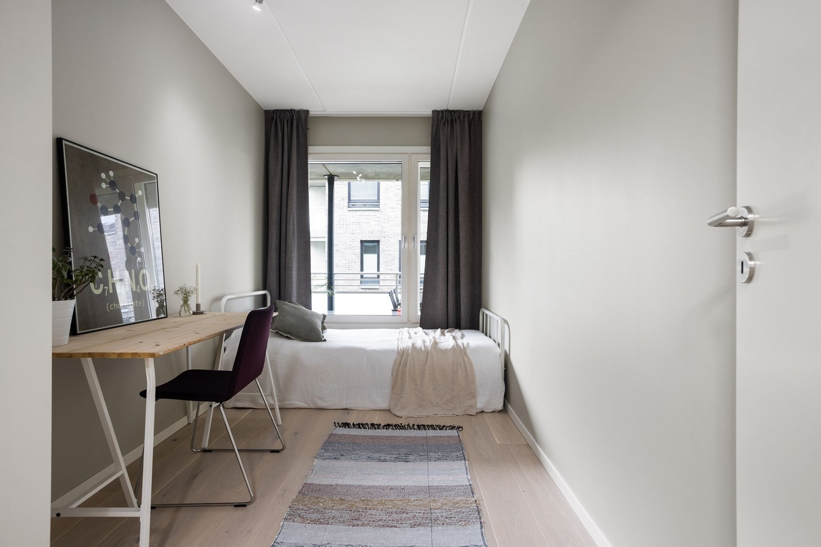 God plass til seng eller dobbeltseng, skap, og evt skrivebord. Galleribilde