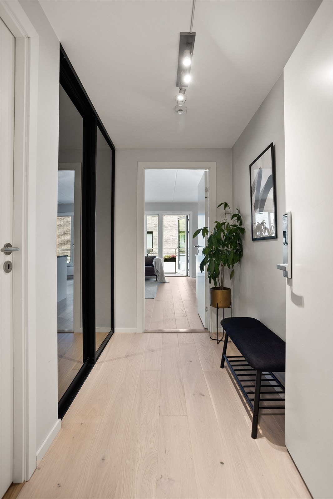 Romslig entré med stor skyvedørsgarderobe. Galleribilde