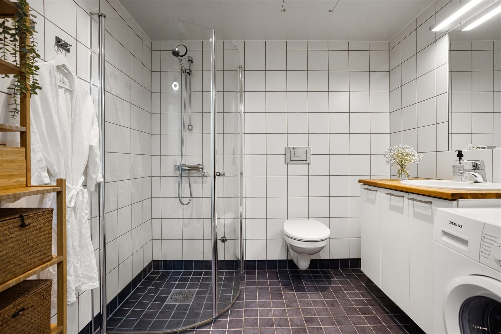 Stort bad fra byggeår med varmekabler og opplegg for vaskesøyle. Galleribilde