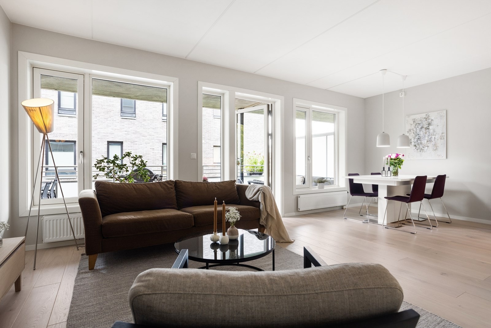 Stor stue med god plass til sofaseksjon og spisebord. Galleribilde
