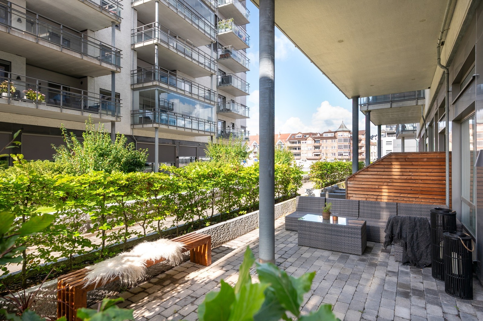 Leilighetens uteplassen er ca. 22 kvm avskjermet med hekk og oppleves tilbaketrukket og privat. Galleribilde