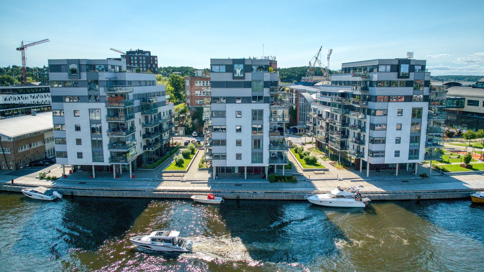 Leiligheten ligger på Værste, et av Fredrikstads mest populære boligområder og et område i vekst på Kråkerøy. Galleribilde