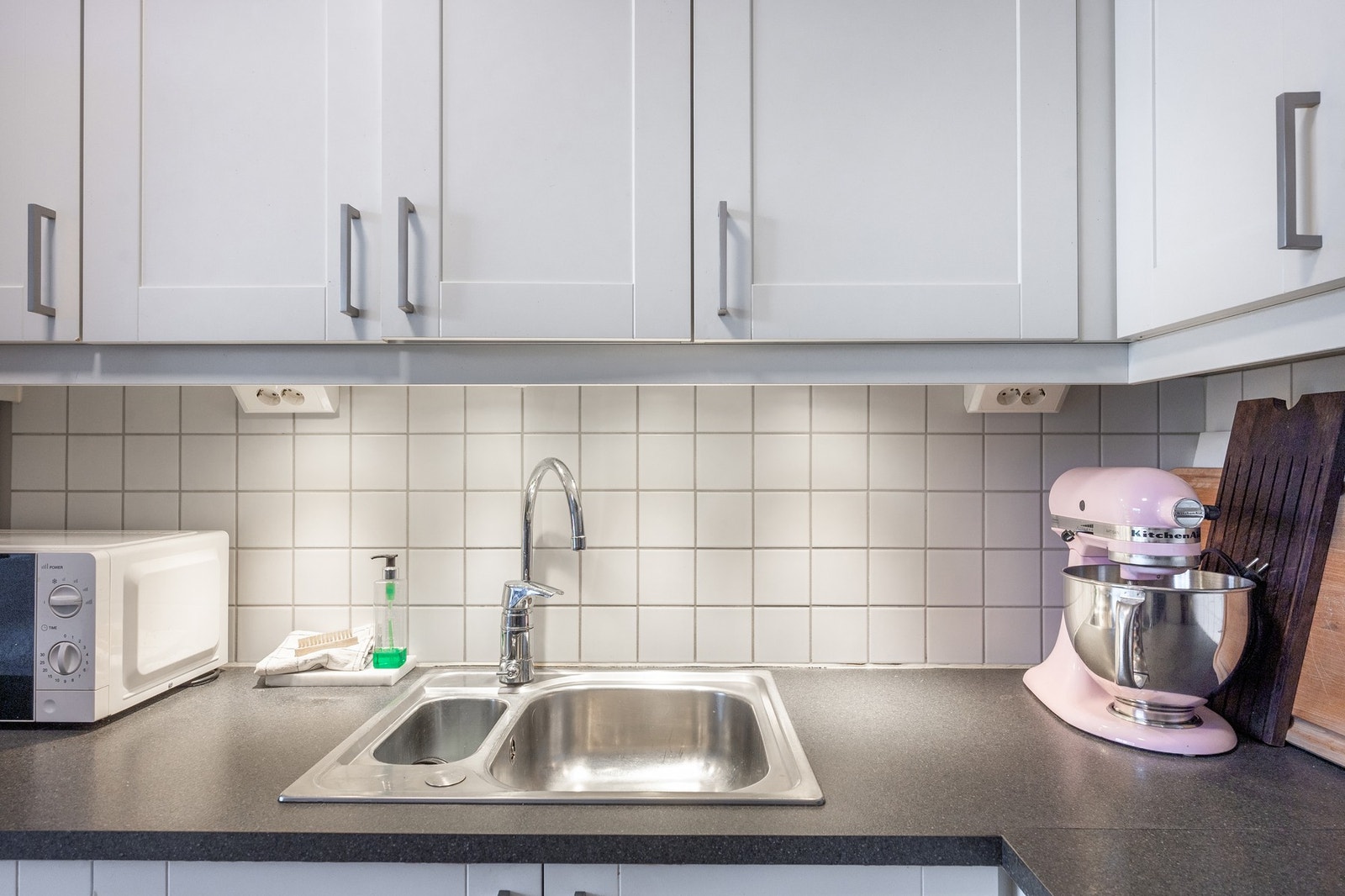 Innredningen har over- og underskap med fliser imellom. Galleribilde