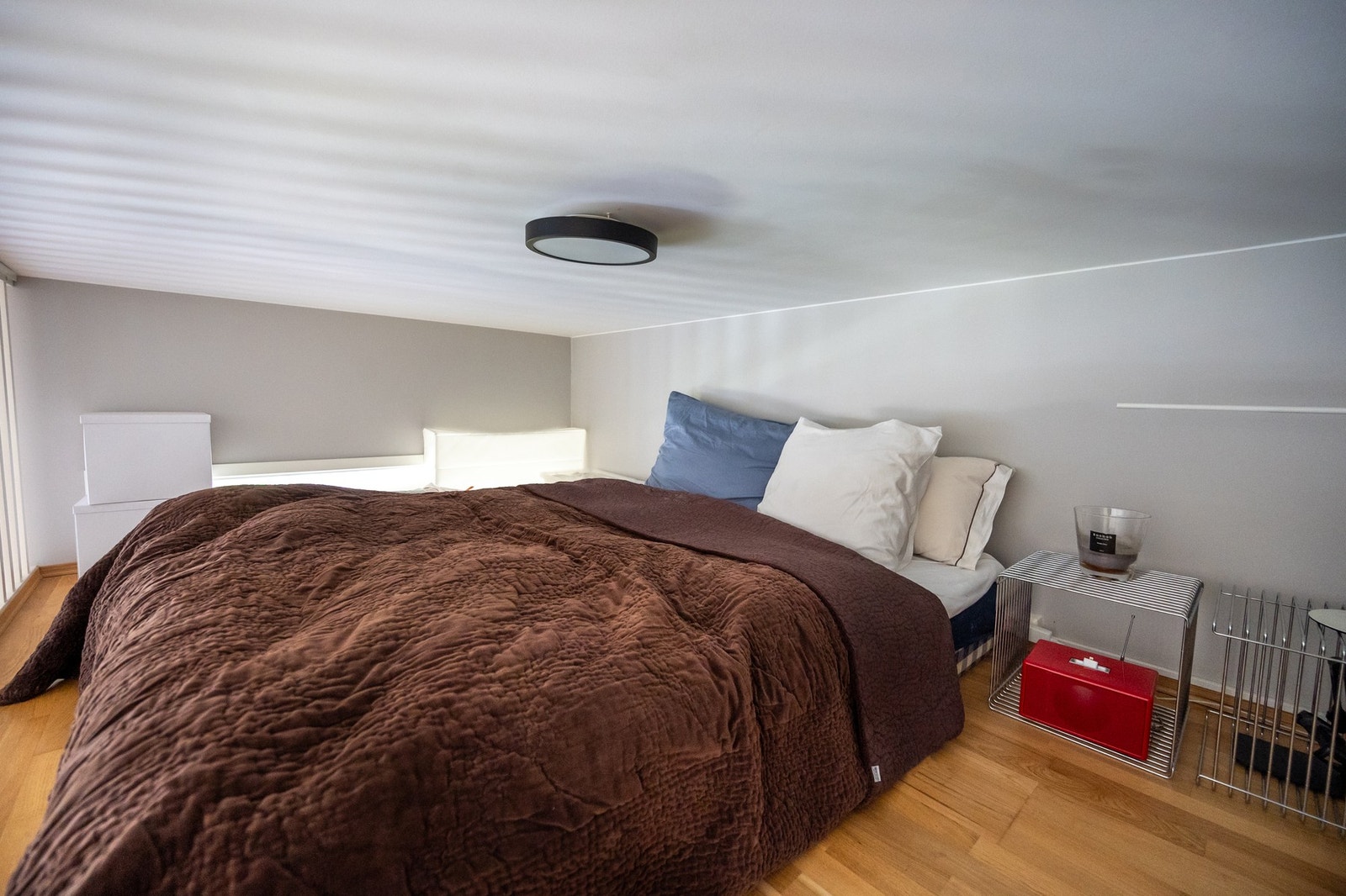 På hemsen er det plass til seng Galleribilde