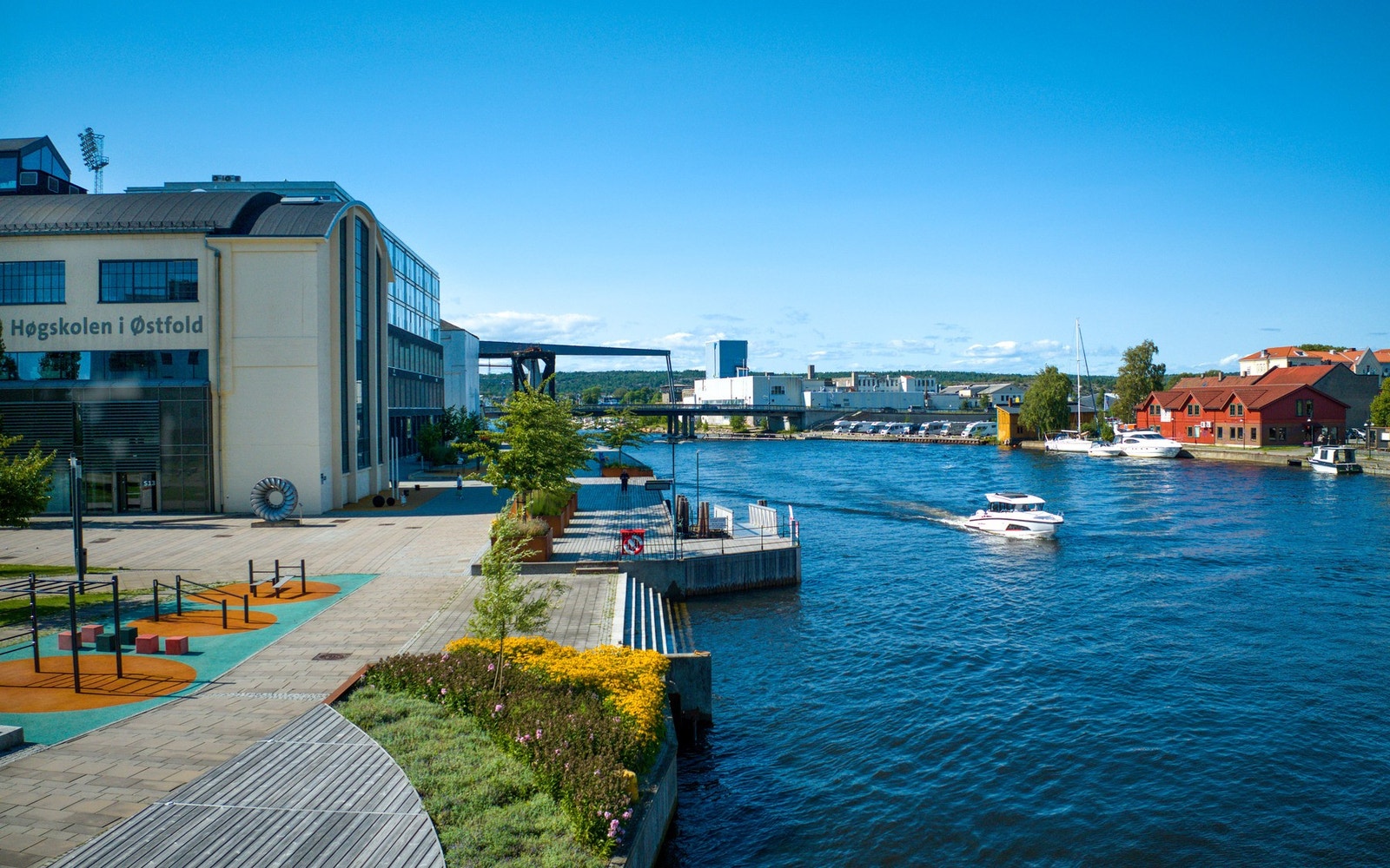 Rett nedenfor ligger også fergeleiet ved Fredrikstad stadion der fergen stopper med rute mot Gressvik eller Gamlebyen og Cicignon. Galleribilde