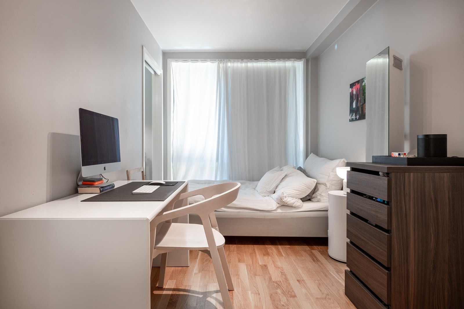 Soverommet har plass til seng, pult og skap. Galleribilde