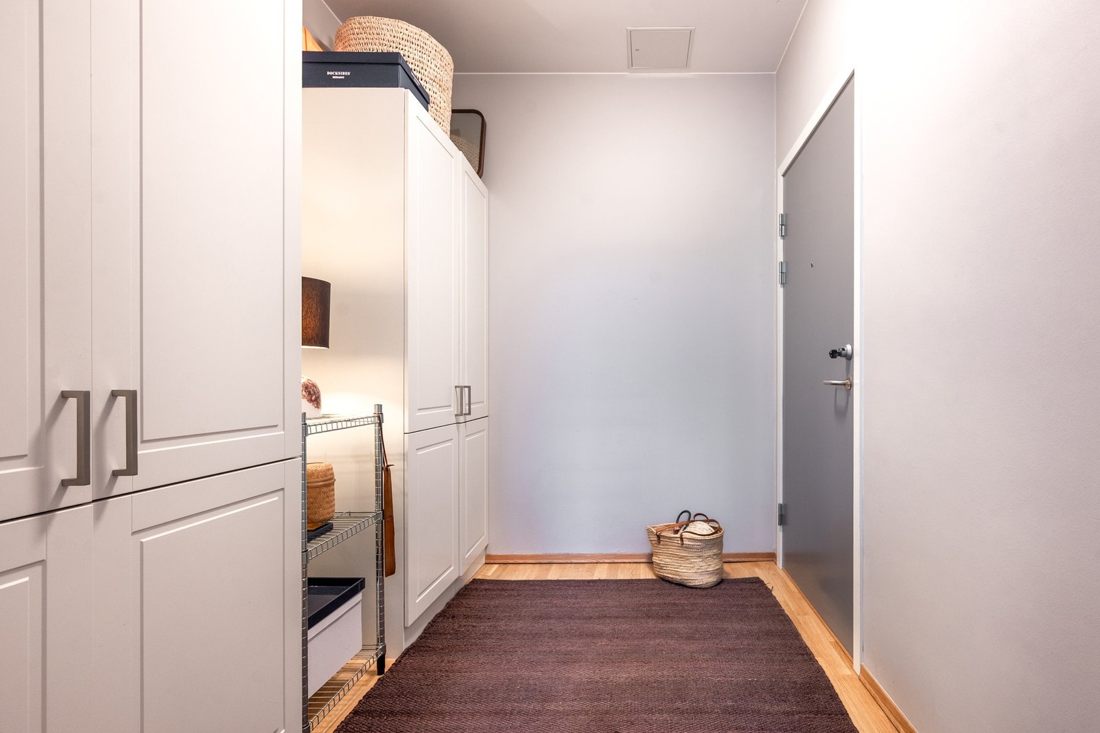 Entrè / hall med god plass til skaper. Galleribilde