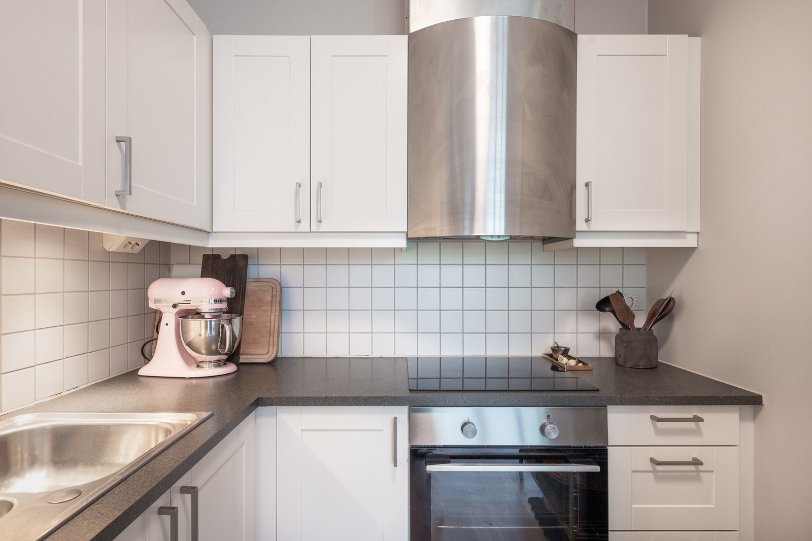 Det er integrerte hvitevarer som stekeovn, induksjon platetopp og oppvaskmaskin. Galleribilde