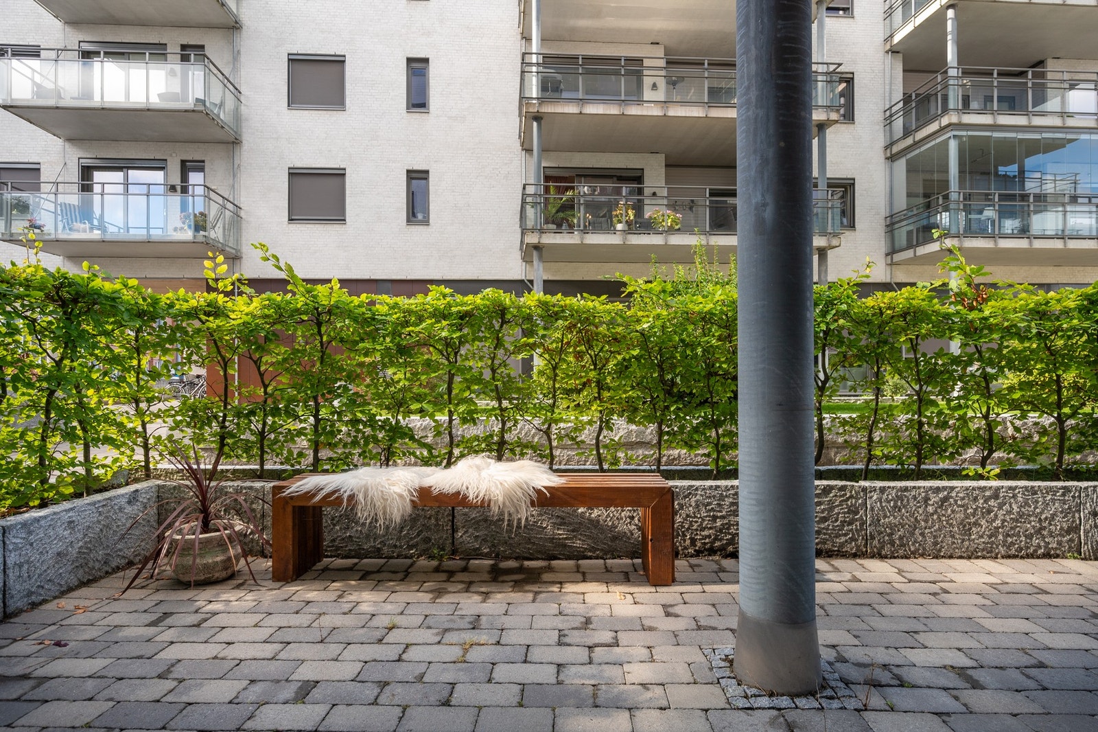 Fra stuen er det utgang til en privat og romslig markterrasse. Galleribilde