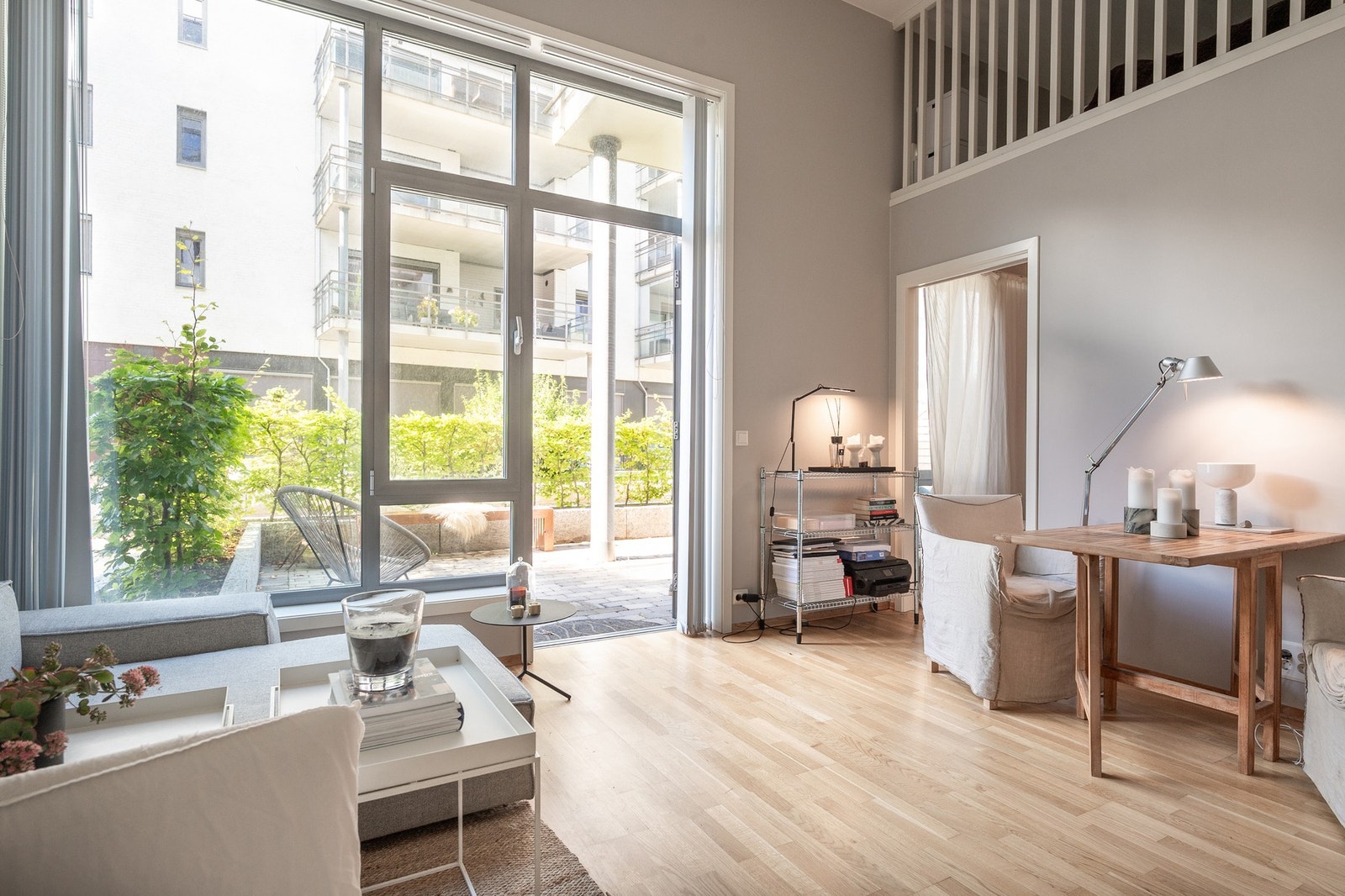 Værste, Kråkerøy:
Dette er en fin og lys selverkerleilighet med hems og stor terrasse. Velkommen inn. Galleribilde