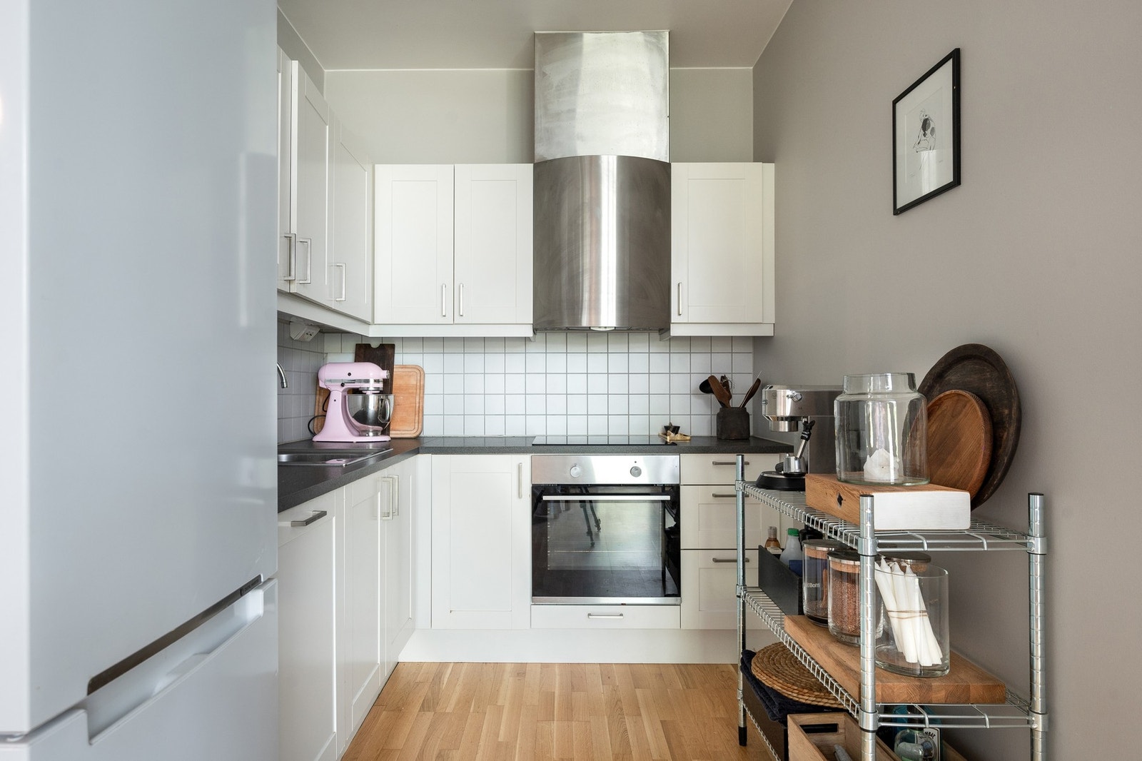 Kjøkkenet er fra Sigdal med hvite fronter og mørk benkeplate. Galleribilde