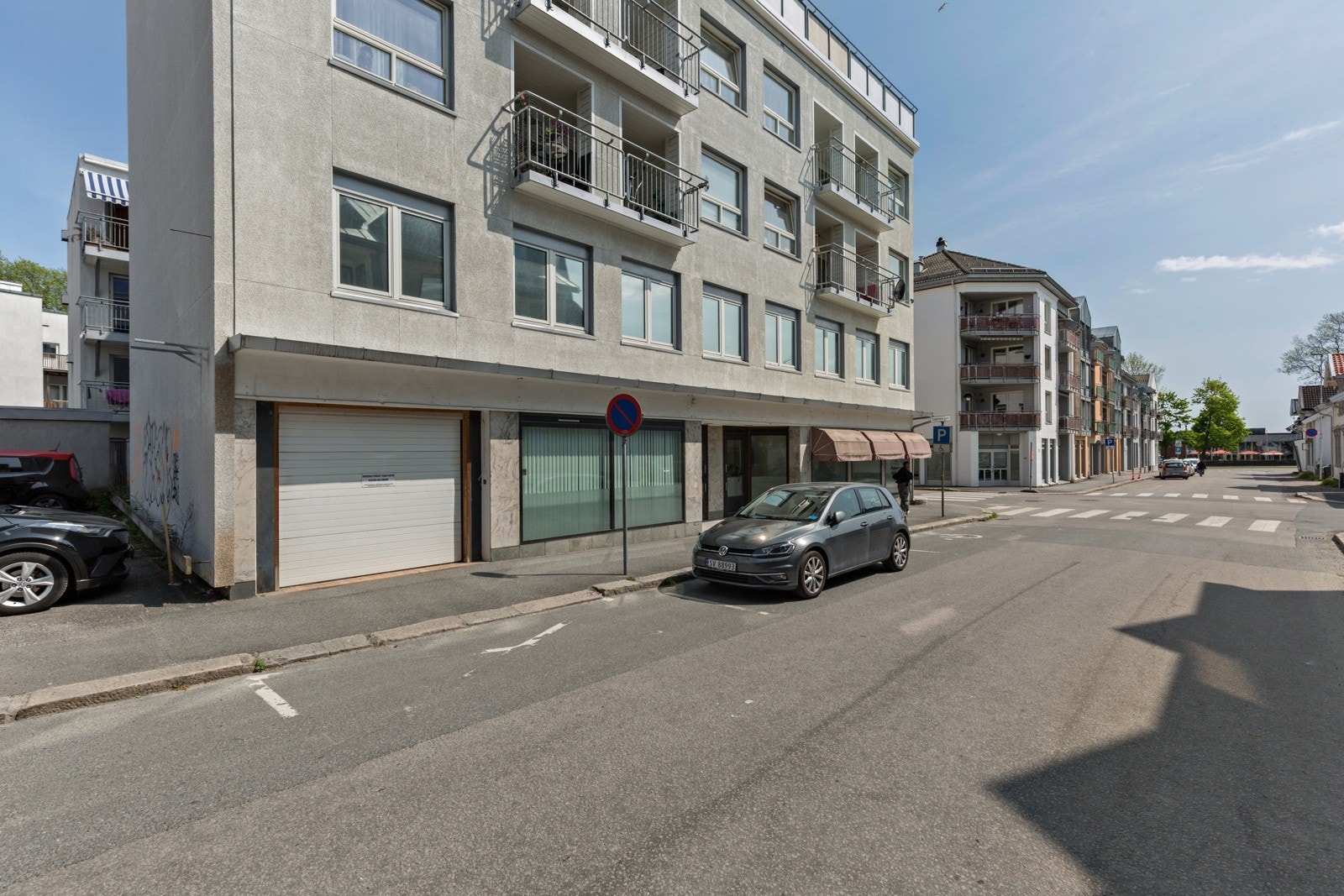 Leiligheten har garasjeplass fra bakkeplan. Galleribilde